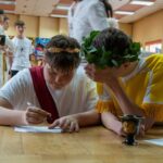 grupa przebranych ludzi