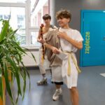 grupa przebranych ludzi