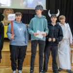 grupa przebranych ludzi