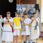 grupa przebranych ludzi