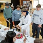 grupa przebranych ludzi