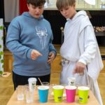 grupa przebranych ludzi