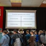 grupa przebranych ludzi