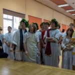 grupa przebranych ludzi