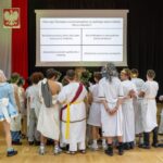 grupa przebranych ludzi