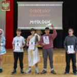 grupa przebranych ludzi