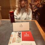 kartka szklanka z napojem dziewczyna