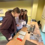 młodzież w pracowni