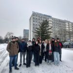 grupa młodych ludzi