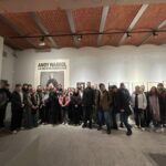 grupa młodych ludzi