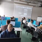 młodzież w pracowni