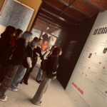 grupa ludzi w galerii sztuki