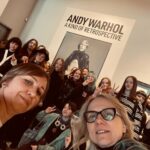 grupa ludzi w galerii sztuki