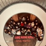 grupa ludzi w galerii sztuki