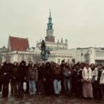 grupa ludzi na rynku w Poznaniu