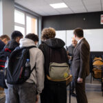 prezentacja urządzeń edukacyjnych, mężczyzna