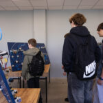 urządzenia edukacyjne, młodzi ludzie