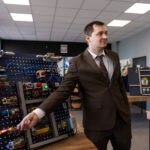 prezentacja urządzeń edukacyjnych, mężczyzna