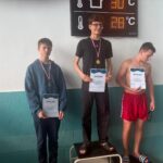 zwycięzcy zawodów pływackich