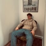 młody człowiek pod plakatem