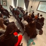 młodzież na wystawie