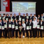 absolwenci szkoły z wychowawcą i dyrektorką