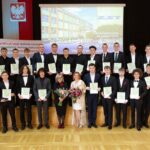 absolwenci szkoły z wychowawcą i dyrektorką
