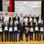 absolwenci szkoły z wychowawcą i dyrektorką