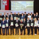absolwenci szkoły z wychowawcą i dyrektorką