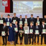 absolwenci szkoły z wychowawcą i dyrektorką