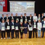 absolwenci szkoły z wychowawcą i dyrektorką