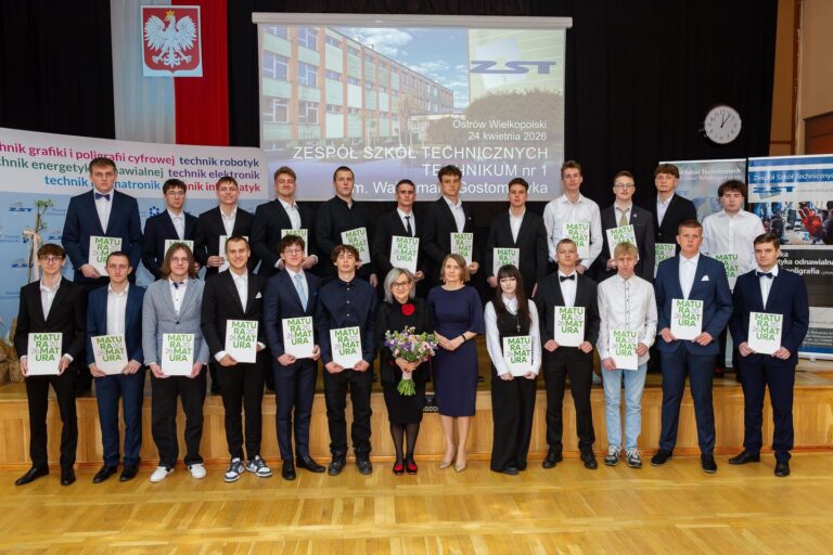 absolwenci szkoły z wychowawcą i dyrektorką