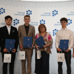 nagrodzeni laureaci olimpiad z opiekunami i Starostą Ostrowskim