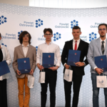 nagrodzeni laureaci olimpiad z opiekunami i Starostą Ostrowskim