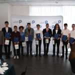 nagrodzeni laureaci olimpiad z opiekunami i Starostą Ostrowskim