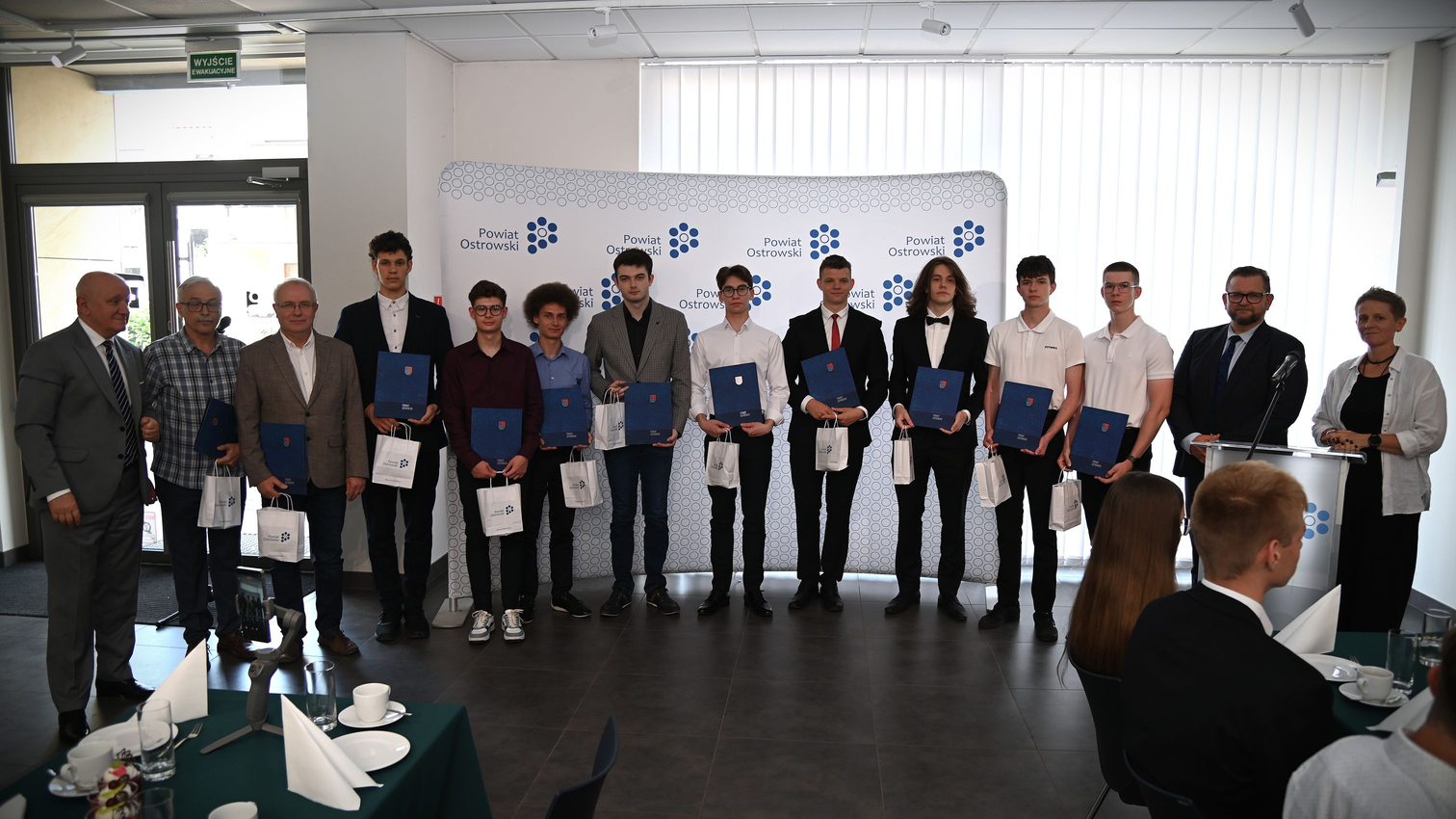 nagrodzeni laureaci olimpiad z opiekunami i Starostą Ostrowskim