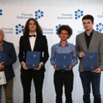 nagrodzeni laureaci olimpiad z opiekunami i Starostą Ostrowskim