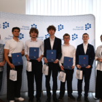 nagrodzeni laureaci olimpiad z opiekunami i Starostą Ostrowskim